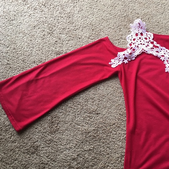 Lace Details - Picture 2 of 2